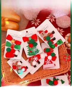 Détail de l'ensemble de pinces à cheveux de Noël avec Père Noël et sapin festif