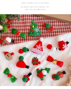 Détail de barrettes de Noël festives avec motifs de Père Noël et sapin en feutrine