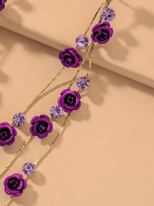 Détail du collier rose violette et strass avec chaîne dorée élégante pour femme