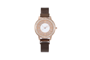 Détail de montre à quartz or rose avec lunette en strass et bracelet magnétique marron