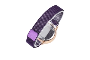 Détail du bracelet en maille violette et du dos en acier d'une montre femme
