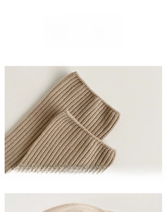 Détail des poignets élastiques sur chaussettes en tricot à rayures verticales respirantes