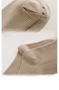 Détail de la pointe renforcée et talon 3D sur chaussettes en maille côtelée beige