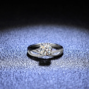Classic 925 sterling silver ring with 1ct moissanite and twisted pavé diamond band
