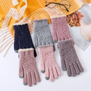 Détail de gants en tricot tactiles avec revers en fausse fourrure en divers coloris