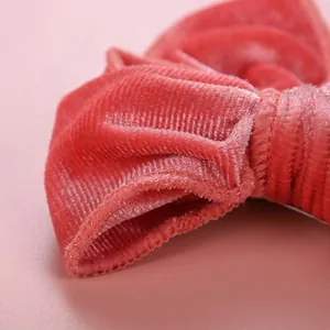 Barrette à cheveux nœud rose foncé en velours côtelé avec design queue d'aronde