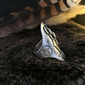 Primer plano del anillo vintage de plata con signo Tauro y grabados de estrellas