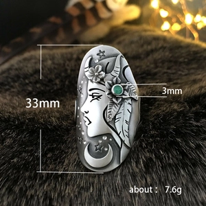 Anillo en relieve plateado vintage con retrato de diosa y gema de malaquita verde