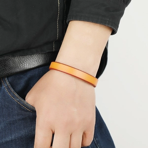 Minimalistisches Lederarmband in Orange-Braun am Handgelenk für lässigen Stil