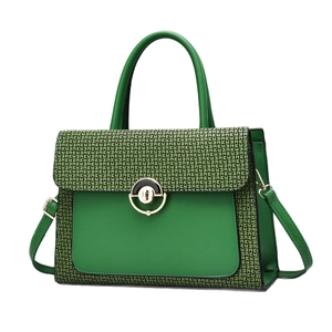 Bolso de cuero verde oscuro con hebilla dorada y ribete texturizado sobre fondo blanco