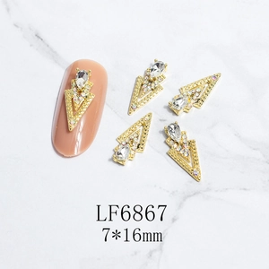 Macro view of 7x16mm triangle alloy nail art charm with teardrop rhinestones
