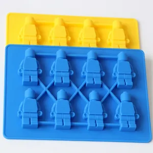 Détail de moules en silicone bleu et jaune pour chocolats en forme de mini figurines