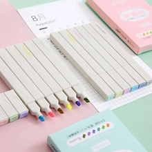 Primer plano de un juego de iluminadores pastel sobre un fondo de escritorio estético