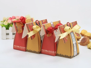 Détail de boîtes à bonbons de mariage chinois rouge et or aux motifs traditionnels