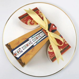 Boîte à bonbons de mariage chinois avec motif hanfu et nœud en soie jaune élégant
