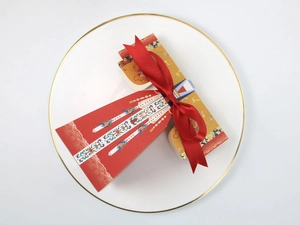 Vue détaillée de la boîte à bonbons de mariage chinois rouge avec ruban de soie