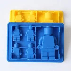 Détail des moules en silicone en forme de petit bonhomme pour la pâtisserie et le savon