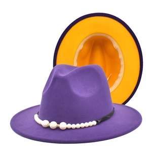 Détail d'un chapeau bicolore en laine avec extérieur violet et doublure jaune vif