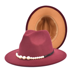 Détail du chapeau en laine bordeaux avec ruban de perles et intérieur couleur chameau