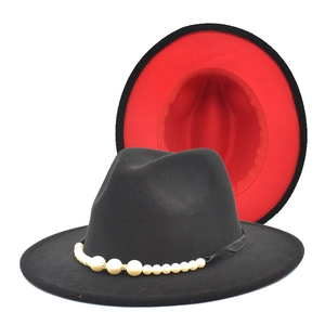 Détail du chapeau en feutre avec garniture de perles et doublure intérieure rouge vif