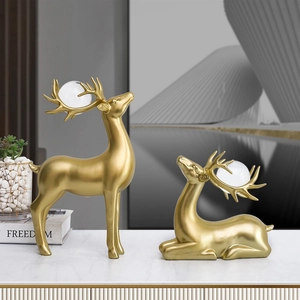 Nordische Luxus Elchfiguren aus goldenem Harz mit Kristallkugeln auf Marmortisch