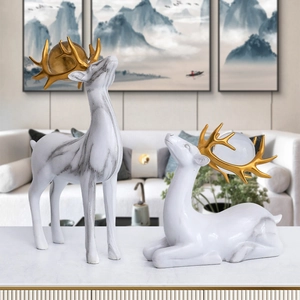 Nordische Luxus-Hirschfiguren mit Marmorstruktur und goldenem Geweih für das Wohnzimmer