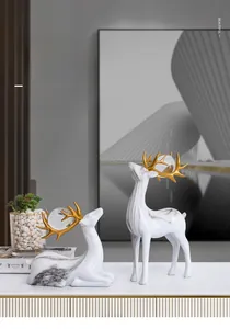 Detail von Elchfiguren in Marmoroptik mit goldenem Geweih und Glaskugeln für Deko