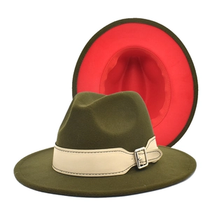 Detailansicht der olivgrün-roten zweifarbigen Fedora mit Kunstleder-Gürtelschnalle