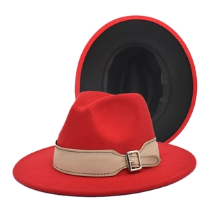 Detailansicht roter Fedora-Hut mit cremefarbenem Lederband und silberner Metallschnalle