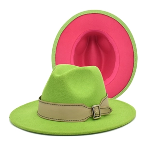Detail eines breitkrempigen Fedoras mit neongrüner Außenseite und rosa Kontrast