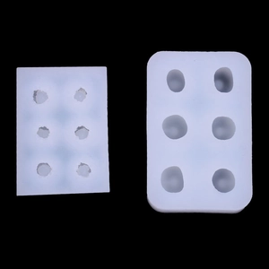 Détail de deux moules en silicone blanc à 6 cavités pour la fabrication de résine et bougies