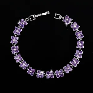 Dettaglio del bracciale a fiori in zircone viola con finitura argento e chiusura a scatto