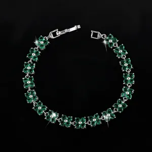 Dettaglio del bracciale argento con maglie a quadrifoglio e zirconi verde smeraldo