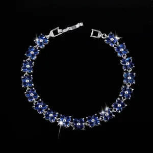 Dettaglio delle maglie del bracciale a fiori d'argento con pietre di zircone blu