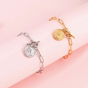 Bracelets en acier titane avec pendentif pièce en or et argent et fermoir en T sur rose