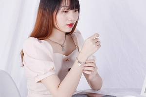 Gros plan d'un mannequin portant un collier et un bracelet en acier titane avec pièces