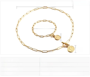 Détail d'un ensemble collier et bracelet en acier doré avec fermoir en T et pendentif