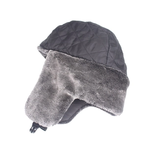 Winter Uschanka mit schwarzer Steppung und dickem grauem Kunstfell für Windschutz