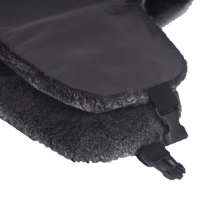 Winter-Uschanka in Schwarz mit dickem grauem Kunstfellfutter und verstellbarer Schnalle