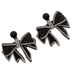 Eleganti orecchini a fiocco nero con strass scintillanti in scatto professionale