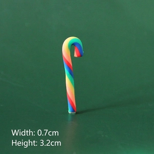 Macro dettaglio di un ciondolo a bastoncino di zucchero colorato da 3,2 cm per DIY