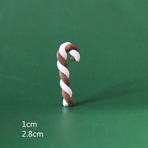 Dettaglio dell'accessorio in resina a forma di bastoncino di zucchero, larghezza 1cm, altezza 2.8cm