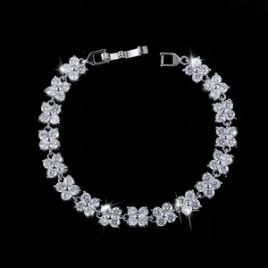 Dettaglio macro del bracciale floreale argentato con fiori in zirconi scintillanti