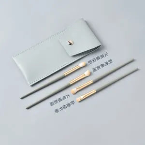Détail du kit de 4 pinceaux à paupières avec poils souples et pochette en cuir bleu