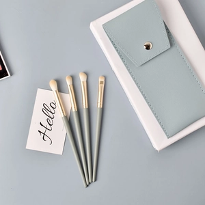 Détail de 4 pinceaux à paupières aux poils souples avec pochette en cuir bleu clair