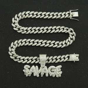 Silberne kubanische Gliederkette mit SAVAGE-Anhänger und Strass auf schwarzem Grund