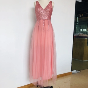 Robe rose à paillettes avec col en V profond et jupe en tulle pour soirée élégante
