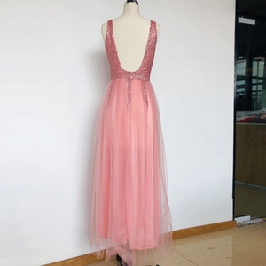 Vue détaillée du dos de la robe de soirée rose avec paillettes et jupe en tulle