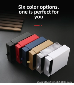 Scatole regalo a cassetto in sei colori con linguetta in nastro su fondo nero