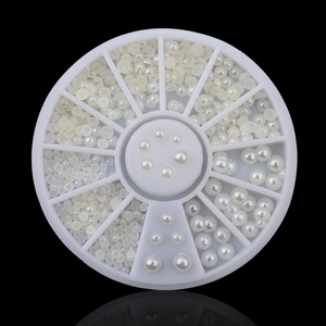 Demi-perles nail art blanches et crème dans un disque rotatif 12 compartiments pour DIY